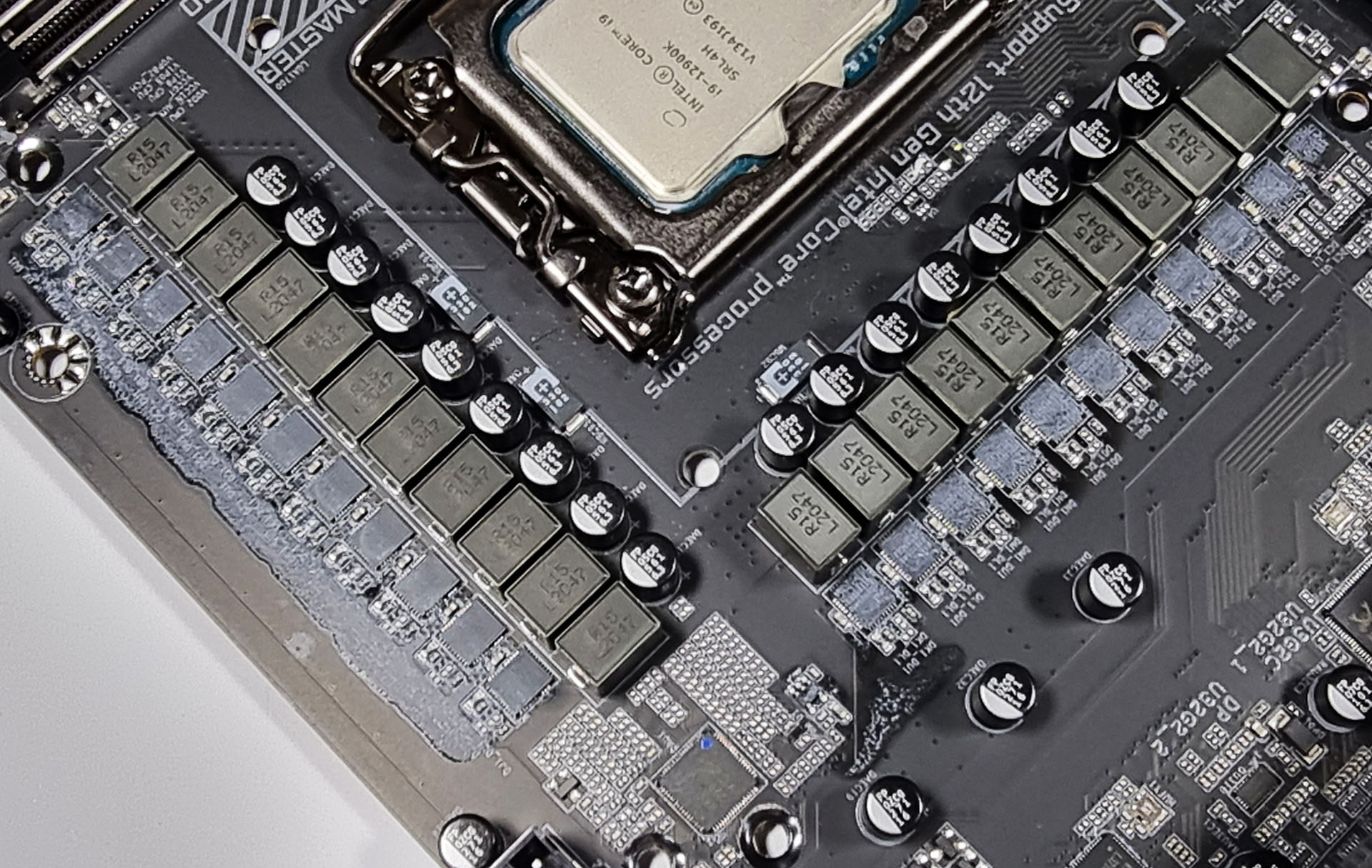 visual-inspection-the-gigabyte-z690-aorus-master-mobo-review-10gbe